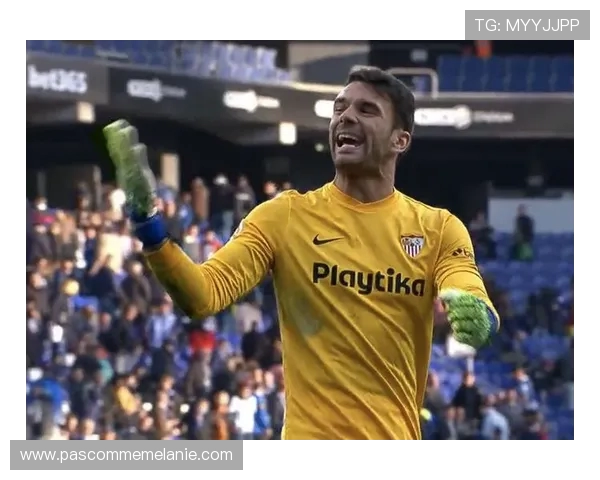 科林斯暴力犯规拉倒姆伯莫却逃红牌引发球迷强烈不满 科林斯暴力犯规拉倒姆伯莫却逃红牌引发球迷强烈不满