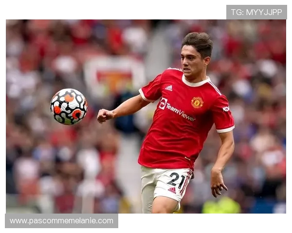 曼联女足球员扬森铲球被红牌罚下判罚引争议引发球迷热议