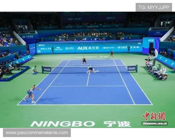 王大雷观战宁波网球公开赛女双决赛 萨姆索诺娃组合夺冠成功